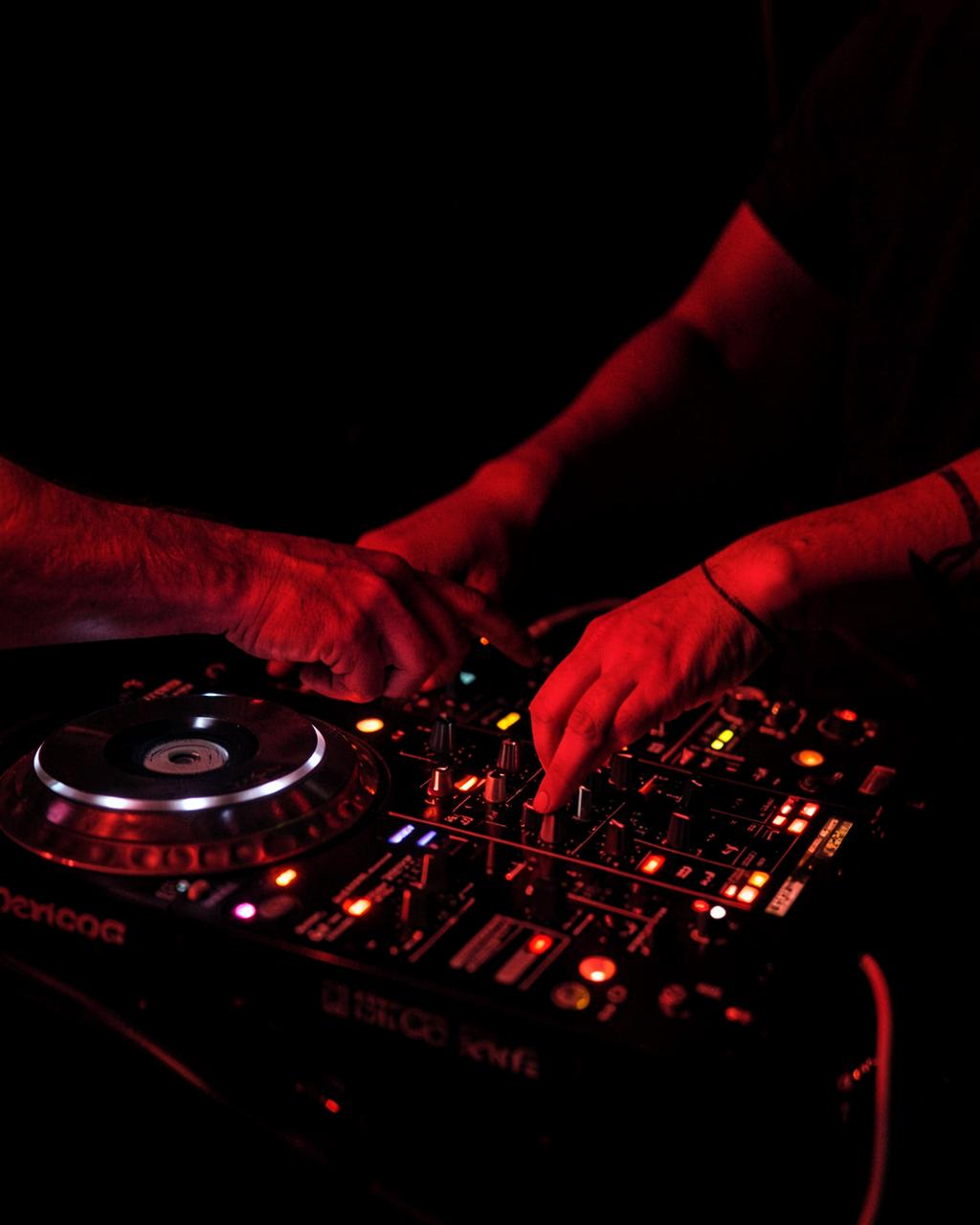 DJ mixando os lançamentos da URBAN UNDERGROUND